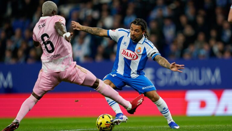 Tyrhys Dolan construye sobre el Real Oviedo Tyrhys Dolan, en el Espanyol - Real Oviedo de la jornada 27