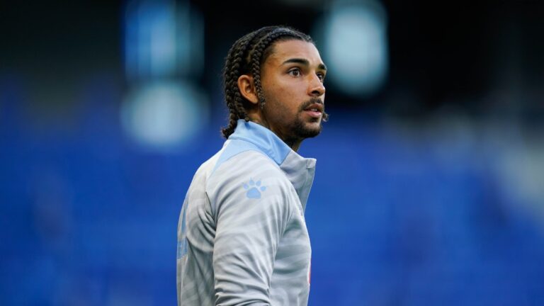 Tyrhys Dolan observa las gradas del RCDE Stadium en un entrenamiento