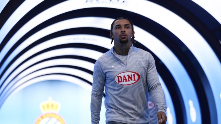 Tyrhys Dolan, antes de un entrenamiento en el RCDE Stadium