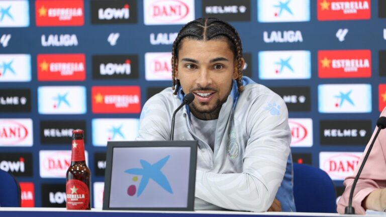 Tyrhys Dolan, en rueda de prensa en la CE Dani Jarque