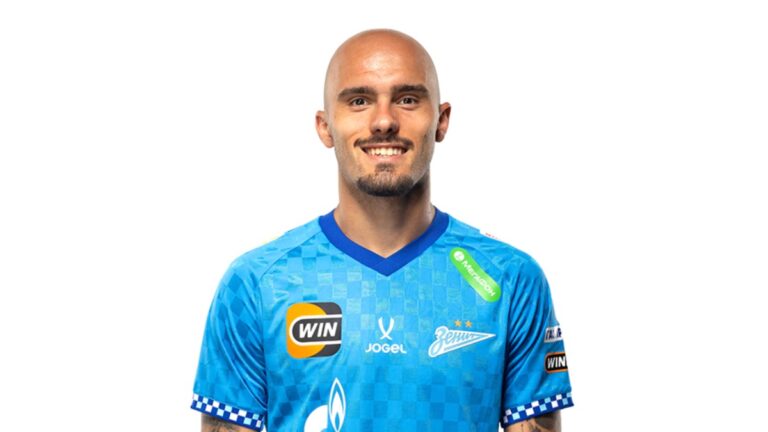 Vanja Drkusic posa con la camiseta de su club, el Zenit de San Petersburgo