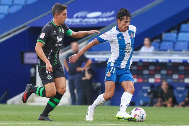 Pere Milla controla un balón en el Espanyol - Racing de Santander