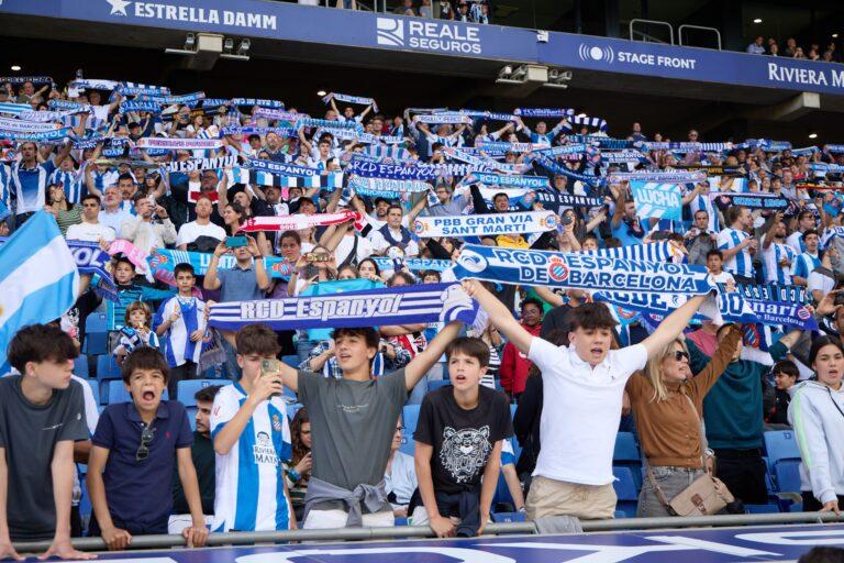 La afición del Espanyol no paró de animar ante el Sporting de Gijón
