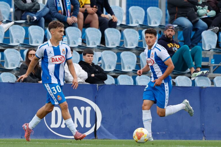 Jan Peries y José Ángel López inician una jugada en el Espanyol B - Atlético Baleares