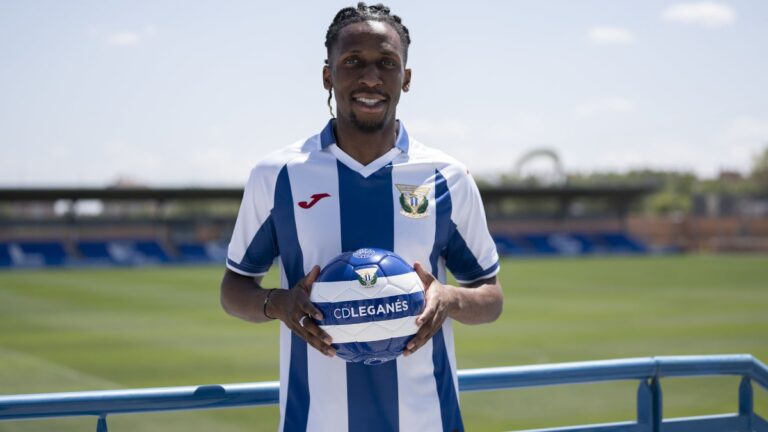 Yvan Neyou posa con la camiseta del CD Leganés