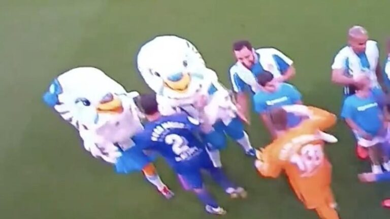 Hugo Mallo con las mascotas del Espanyol