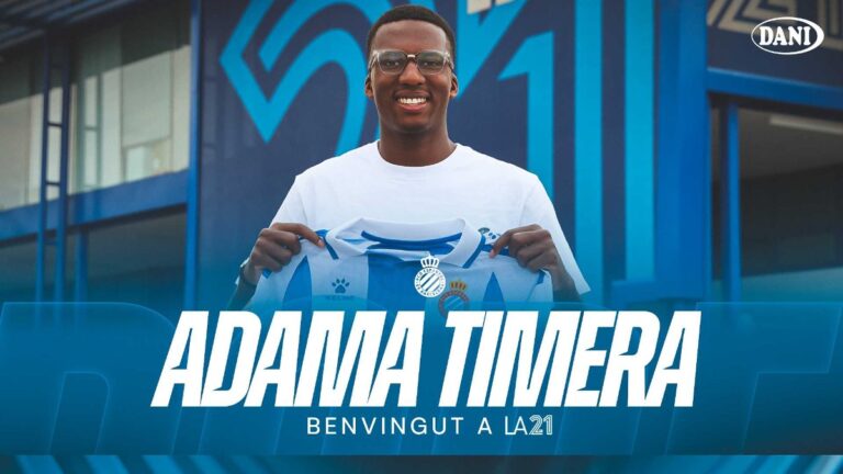 Adama Timera ya posa con la camiseta del Espanyol en la CE Dani Jarque