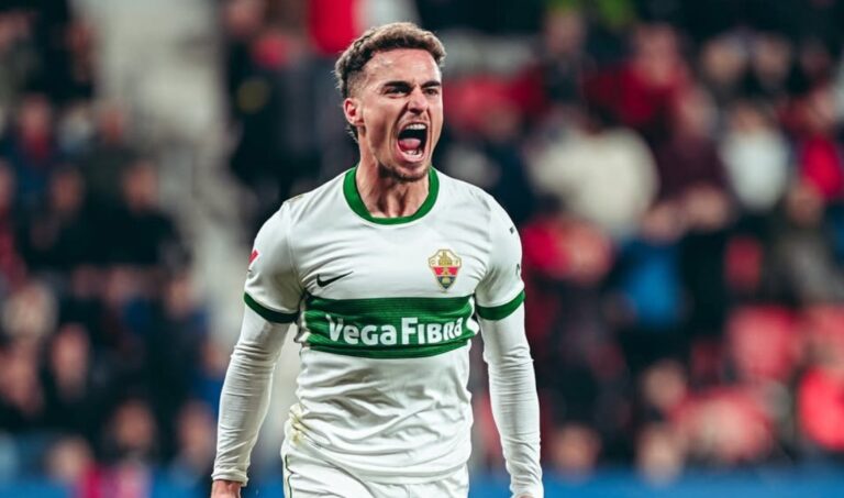 Adrià Pedrosa se estrenó como goleador del Elche CF en El Sadar