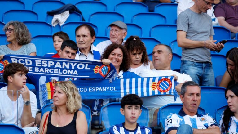 La afición perica anima al Espanyol en Anoeta