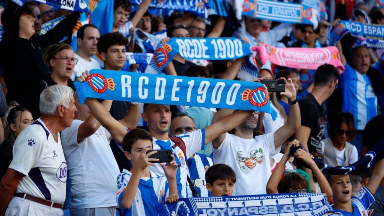 La afición del Espanyol tiñe de blanquiazul las gradas del RCDE Stadium