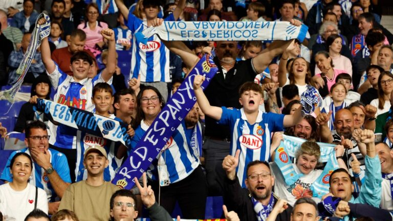 La afición del Espanyol tiñe de blanquiazul el RCDE Stadium