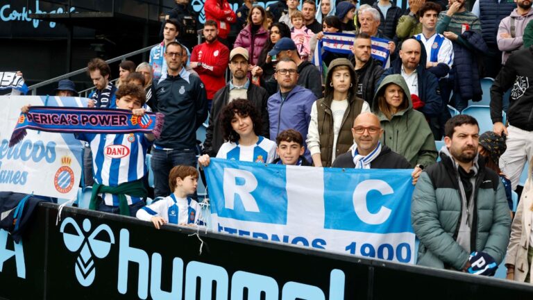 La afición del Espanyol no fallará en Balaídos La afición del Espanyol tiñe de blanquiazul la grada visitante de Balaídos