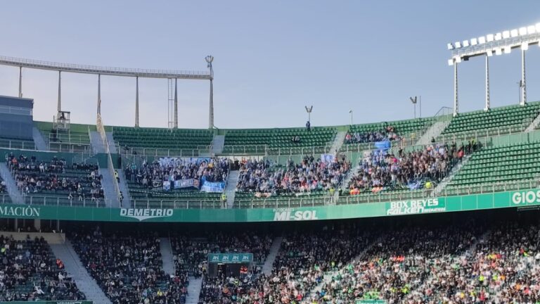 La afición perica anima al Espanyol en Elche