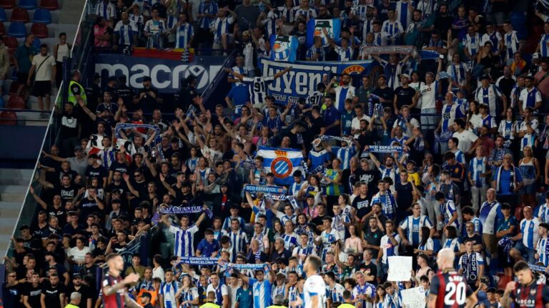 La afición del Espanyol anima a su equipo en el Ciutat de València