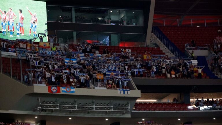 La afición perica tiñe de blanquiazul la grada visitante del Atlético de Madrid