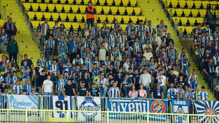 La afición del Espanyol tiñe de blanquiazul La Cerámica
