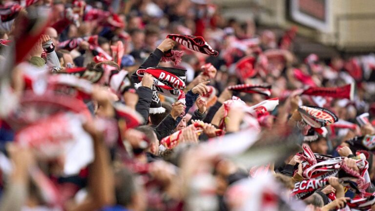 La afición del Rayo Vallecano está feliz en Vallecas