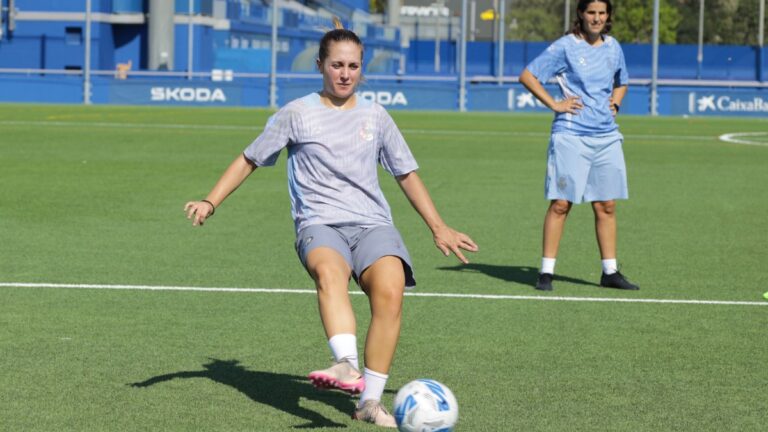 Aina Duran ya toca balón con el resto de sus compañeras