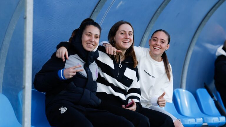 Aina Duran, en el banquillo del Campo 1 de la CE Dani Jarque