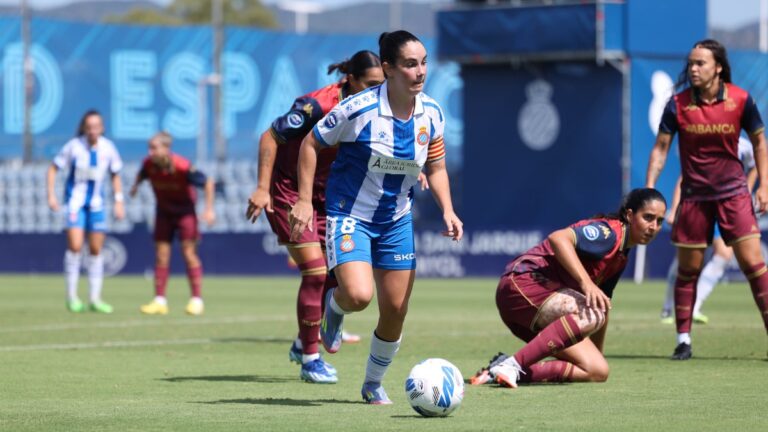 Ainoa Campo conduce un balón en el Espanyol Femenino 1-1 Deportivo Abanca
