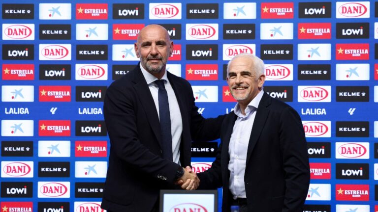 Apretón de manos entre Monchi y Alan Pace, en el RCDE Stadium