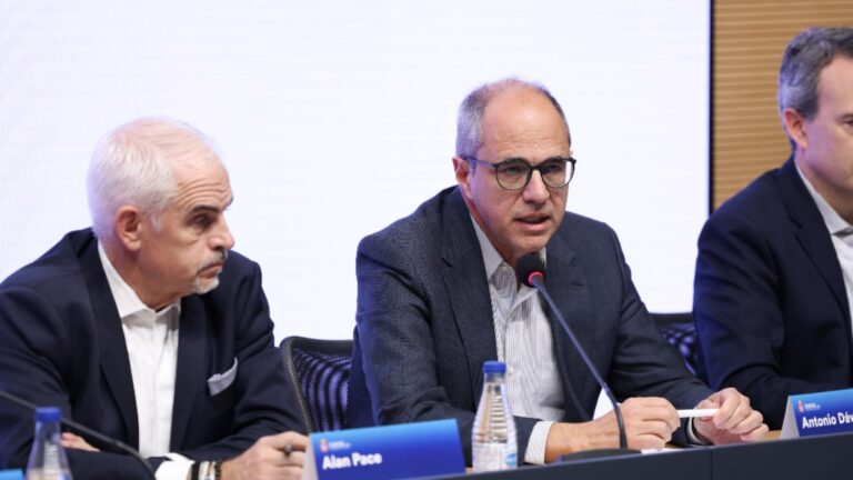 Alan Pace y Antonio Dávila, en un acto institucional en el RCDE Stadium
