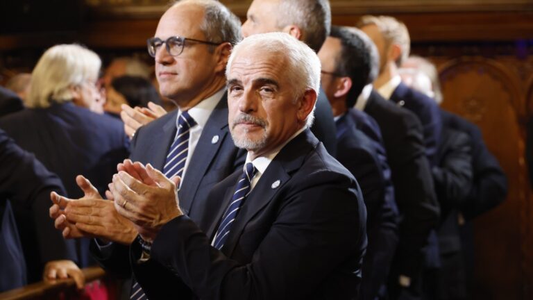 Alan Pace aplaude, en agradecimiento, por el acto del 125 aniversario del Espanyol