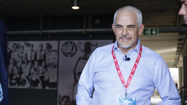 Alan Pace, en la grada del RCDE Stadium