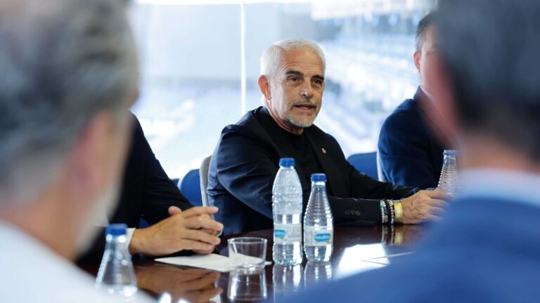 Alan Pace formaliza la sociedad Velocity Sports Partners Spain SL Alan Pace dirige una reunión en el RCDE Stadium
