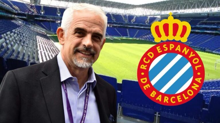 Alan Pace, junto al escudo del Espanyol al hacerse oficial el primer comunicado de la compraventa del club