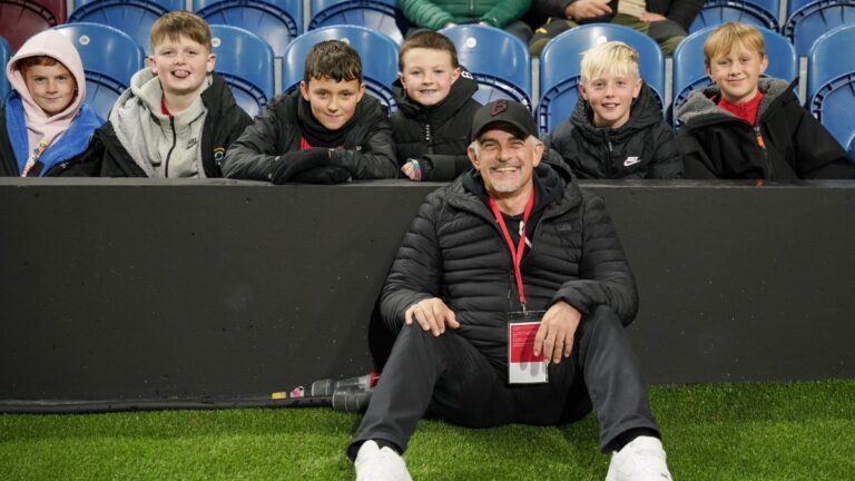 Alan Pace con unos aficionados del Burnley FC