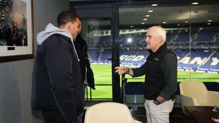El Espanyol pelea por un fichaje en el último día de mercado Alan Pace le da la bienvenida a Cyril Ngonge, en el RCDE Stadium