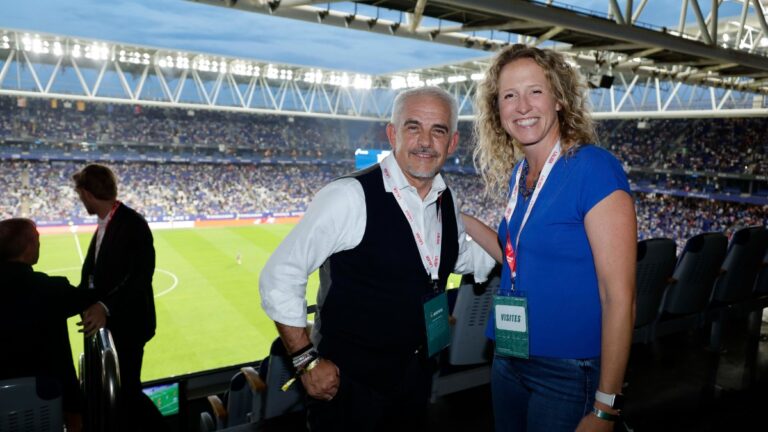 Alan Pace disfruta del ambiente del RCDE Stadium en la victoria del Espanyol por 1-0 ante CA Osasuna