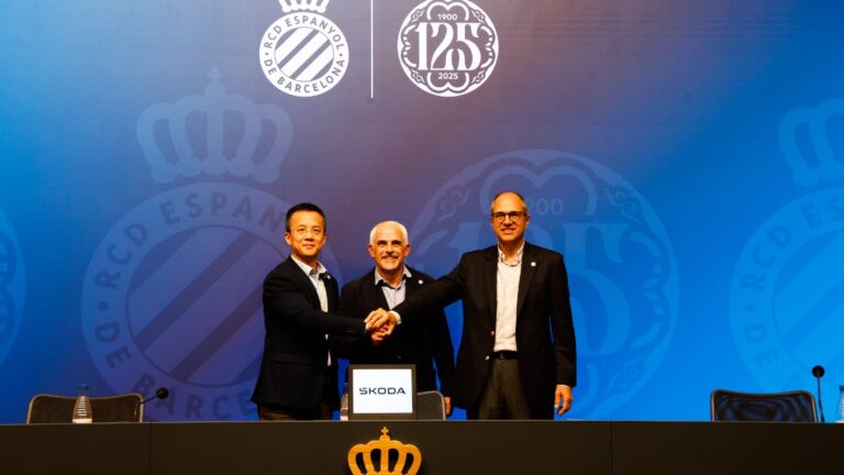 Alan Pace junto a parte de su grupo de trabajar en el RCDE Stadium