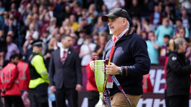 Alan Pace celebra con el Burnely el ascenso a la Premier League