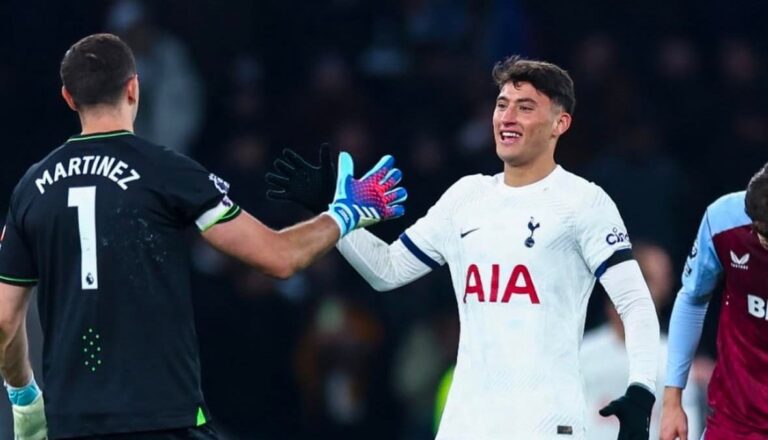 Alejo Véliz celebra una victoria con el Tottenham en la Premier League