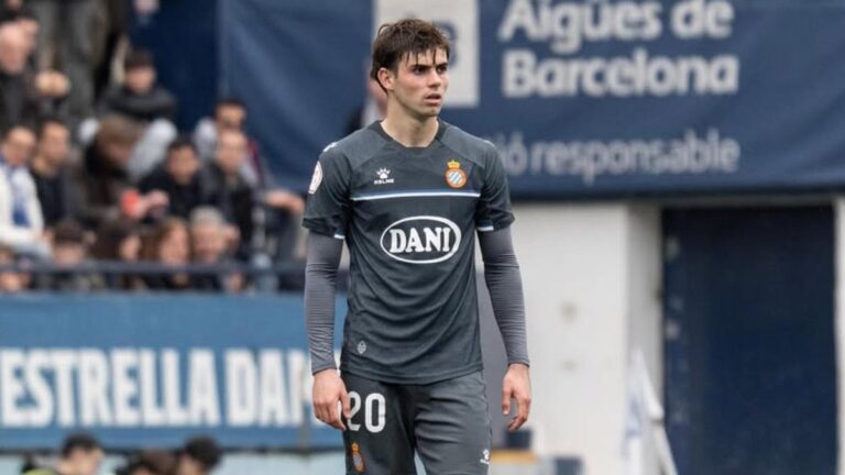 Álex Almansa podría tener resolver pronto su futuro