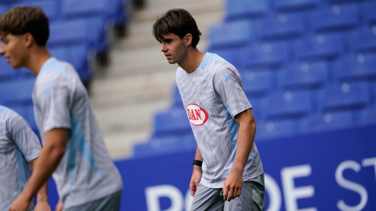 Álex Almansa, en el RCDE Stadium preparando un partido de LaLiga