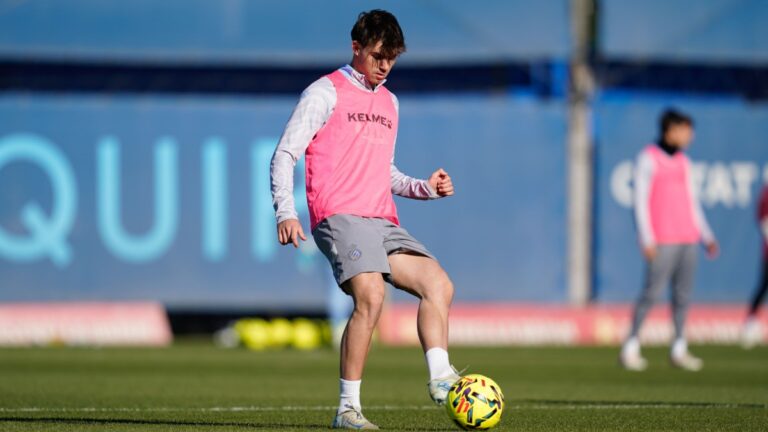 Álex Almansa entrena con el primer equipo en la CE Dani Jarque