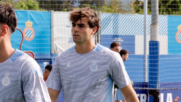 Àlex Almansa, en un entrenamiento de la pretemporada en la CE Dani Jarque