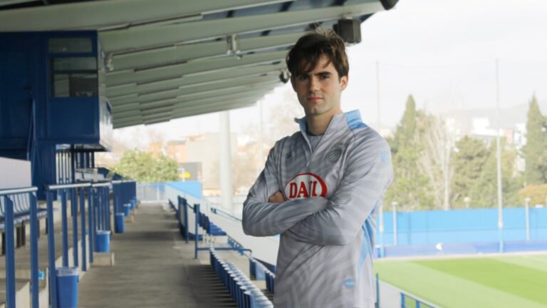 Álex Almansa: «Sabemos que el ‘play-off’ hasta el último partido no se decide» Álex Almansa atiende a 'El 1900' en la previa del Espanyol B - UE Sant Andreu