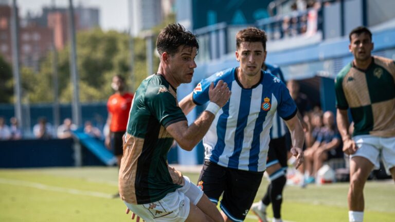 Àlex Calatrava pelea un balón con un jugador del CE Sabadell