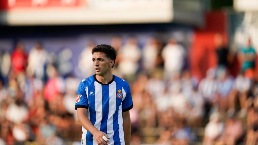 Àlex Calatrava: "Estudiaba, entrenaba y trabajaba. Por suerte, ahora vivo de lo que me gusta" 1 Àlex Calatrava, titular en el UE Olot - Espanyol de pretemporada