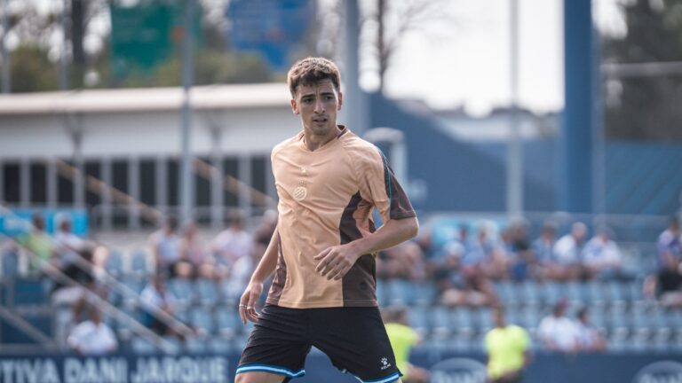 Àlex Calatrava: «Estudiaba, entrenaba y trabajaba. Por suerte, ahora vivo de lo que me gusta» Àlex Calatrava, en el amistoso de pretemporada del Espanyol en la CE Dani Jarque