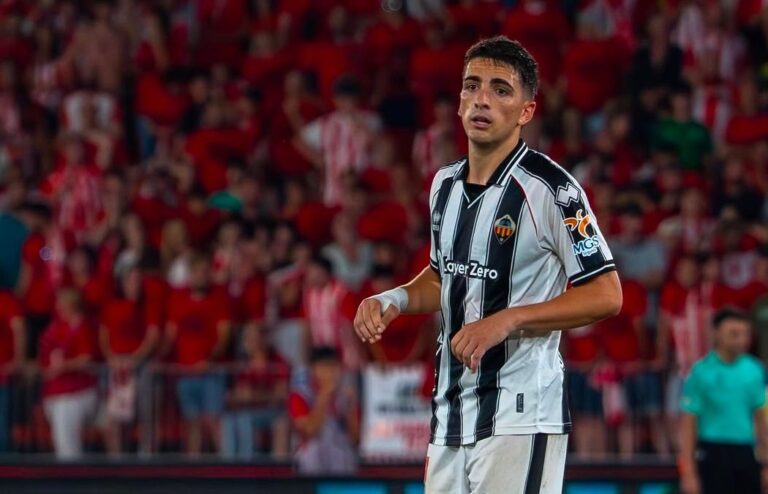 Álex Calatrava pelea por subir a Primera división con el CD Castellón