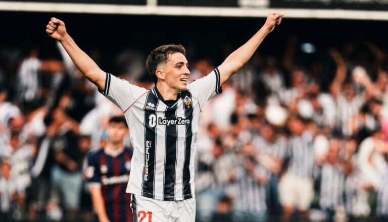 Álex Calatrava, feliz durante un partido con el CD Castellón