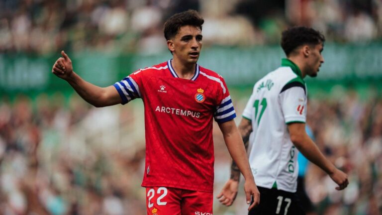 Àlex Calatrava: «La suerte tampoco está de nuestro lado» Àlex Calatrava levanta el pulgar en el Racing de Santander - Espanyol