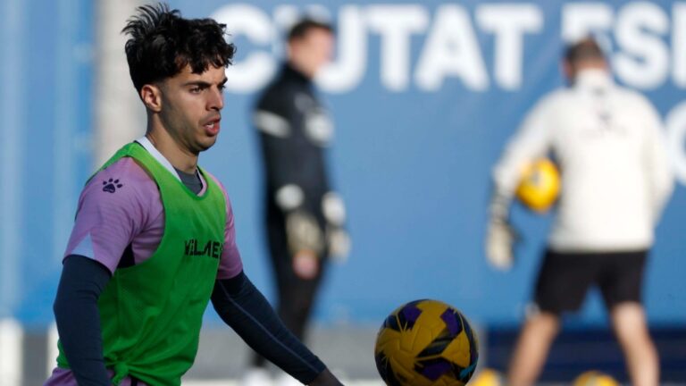 Álvaro Aguado mira atentamente un balón durante un entrenamiento