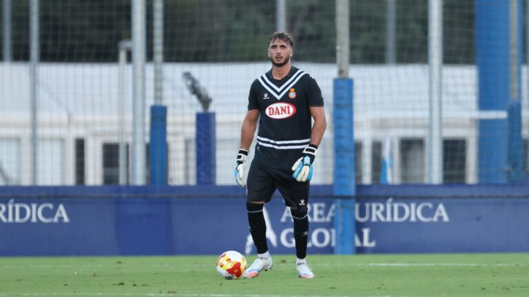 Álvaro Pacheco dispuesto a sacar de portería en el Espanyol B - CE Europa de pretemporada