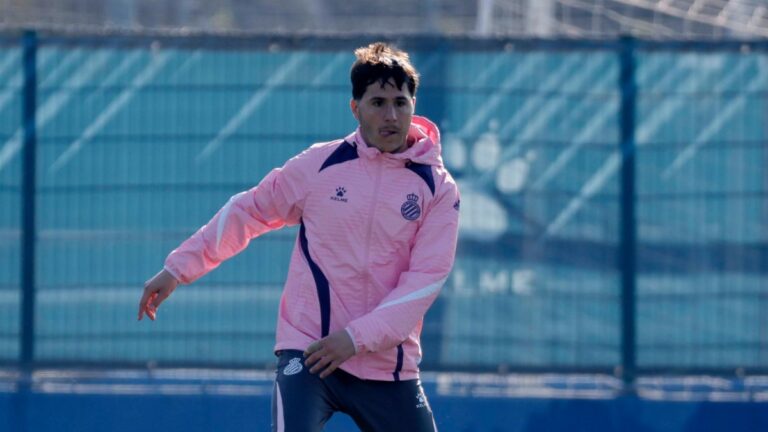 Álvaro Tejero, en un ejercicio con balón con el Espanyol en la CE Dani Jarque